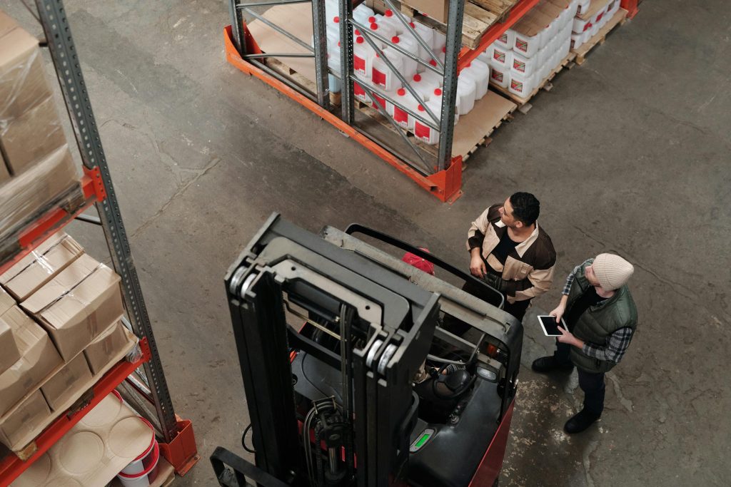 Depo çalışanları ve forklift ile sevkiyat planlaması