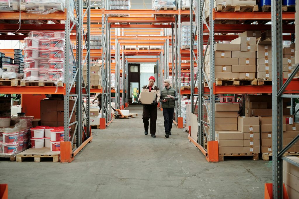 Depoda paket hazırlığı yapan lojistik çalışanları