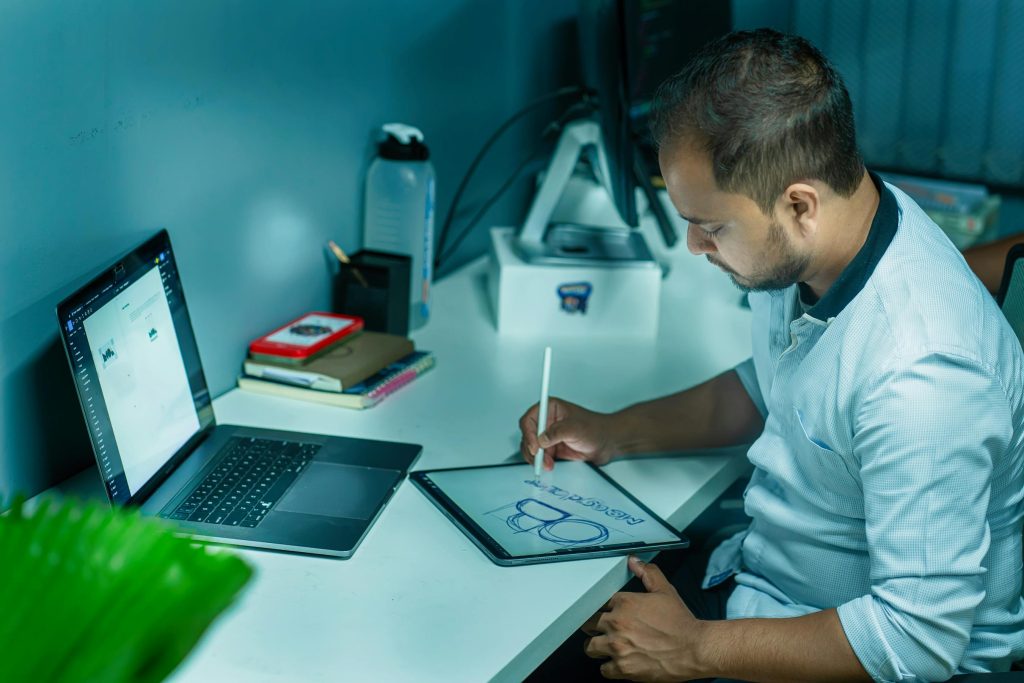 Tablet ile marka tasarımı yapan tasarımcı
