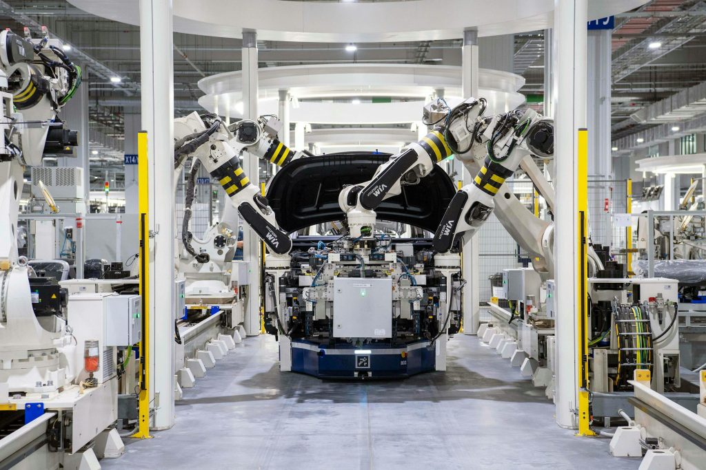Otomotiv fabrikasında robotlu üretim hattı