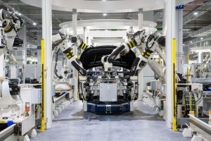 Otomotiv fabrikasında robotlu üretim hattı