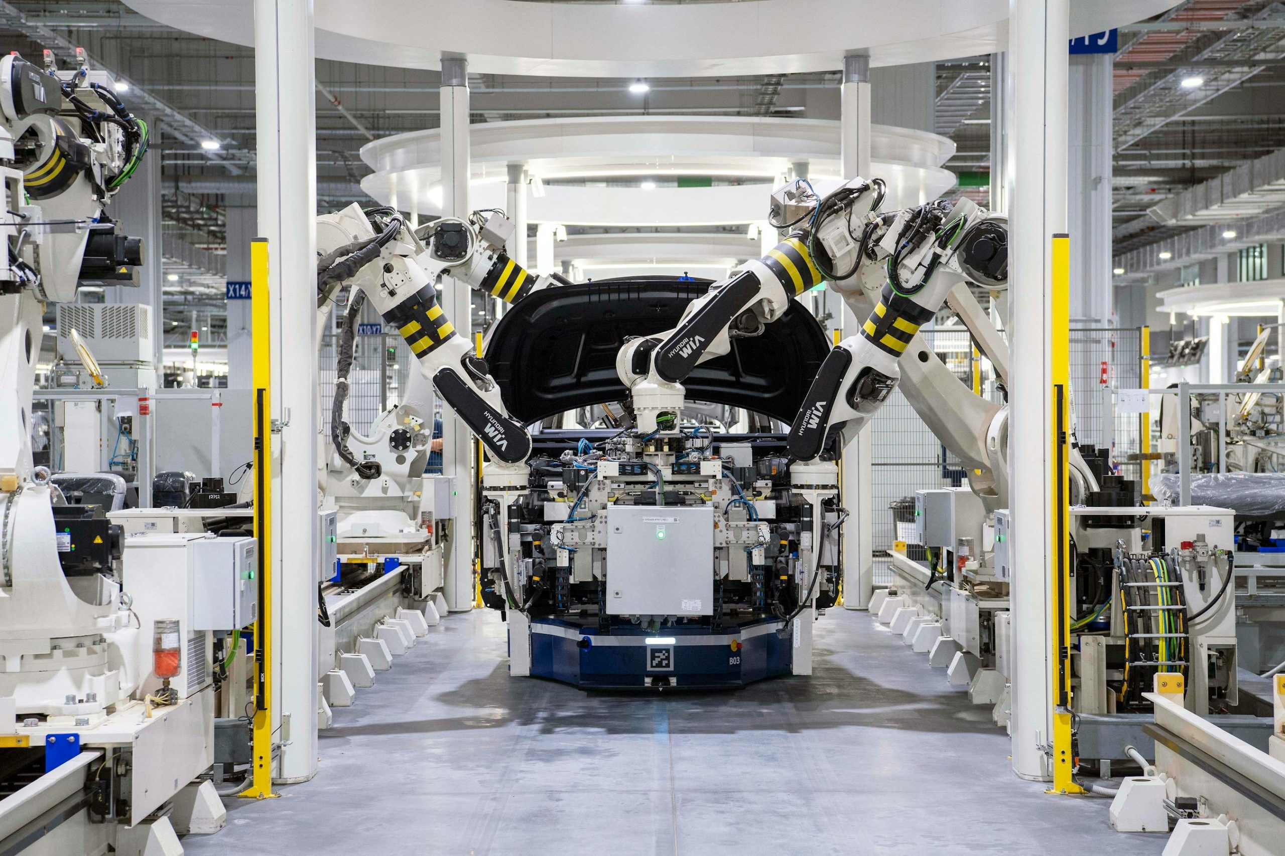 Otomotiv fabrikasında robotlu üretim hattı
