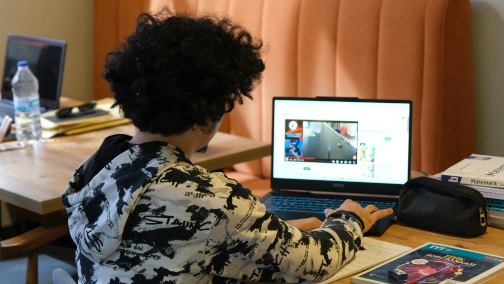 Evde dizüstü bilgisayarla online öğrenme