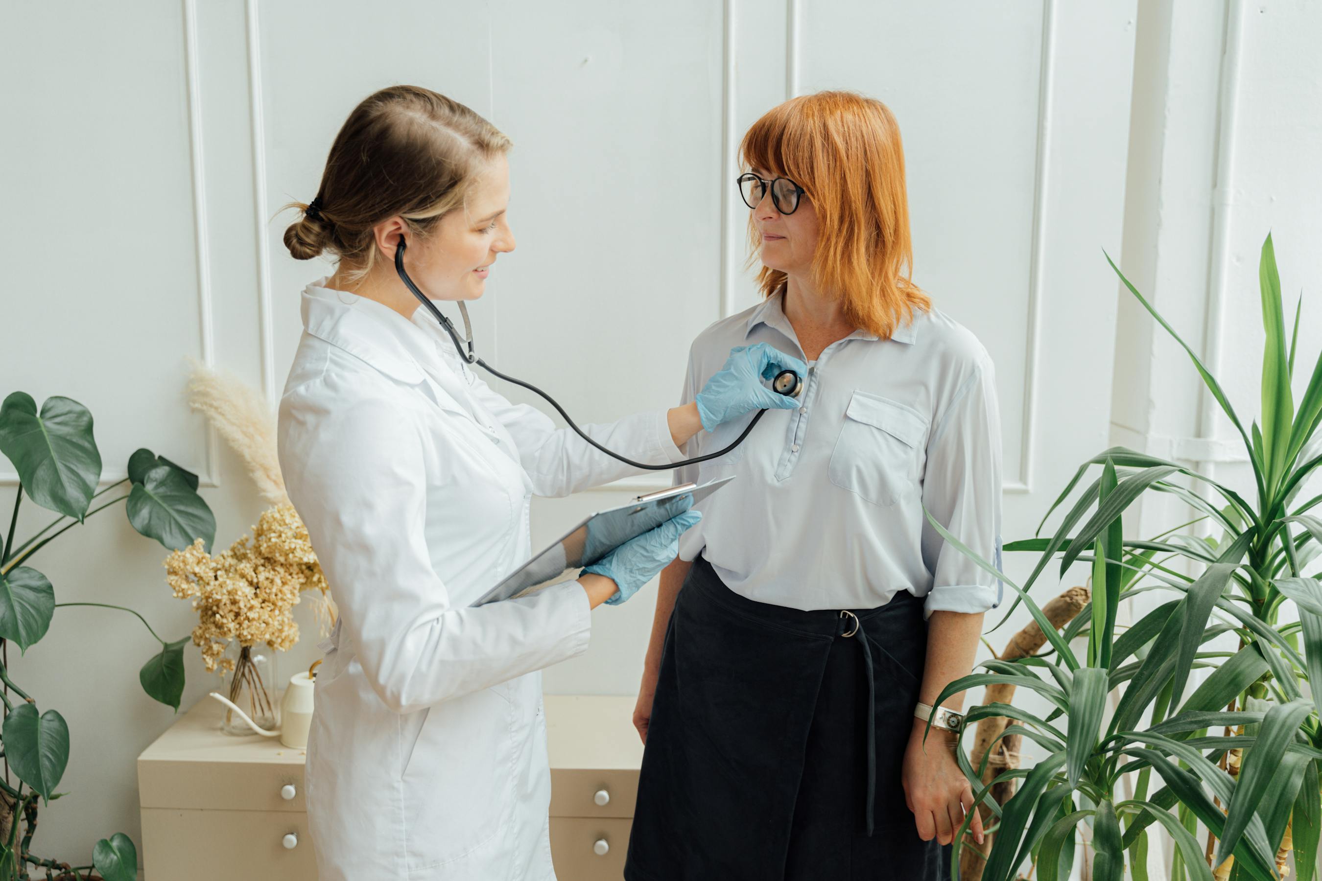 İşe giriş muayenesi steteskoplu doktor