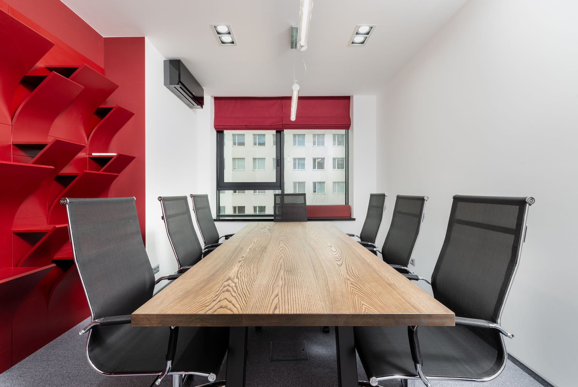 ahşap masalı modern toplantı odası