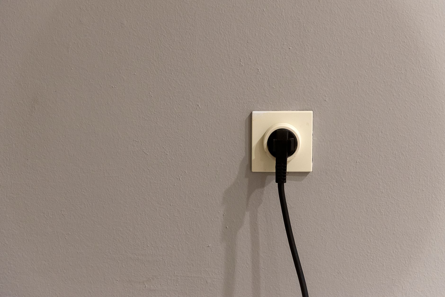 topraklı elektrik prizi ve fiş