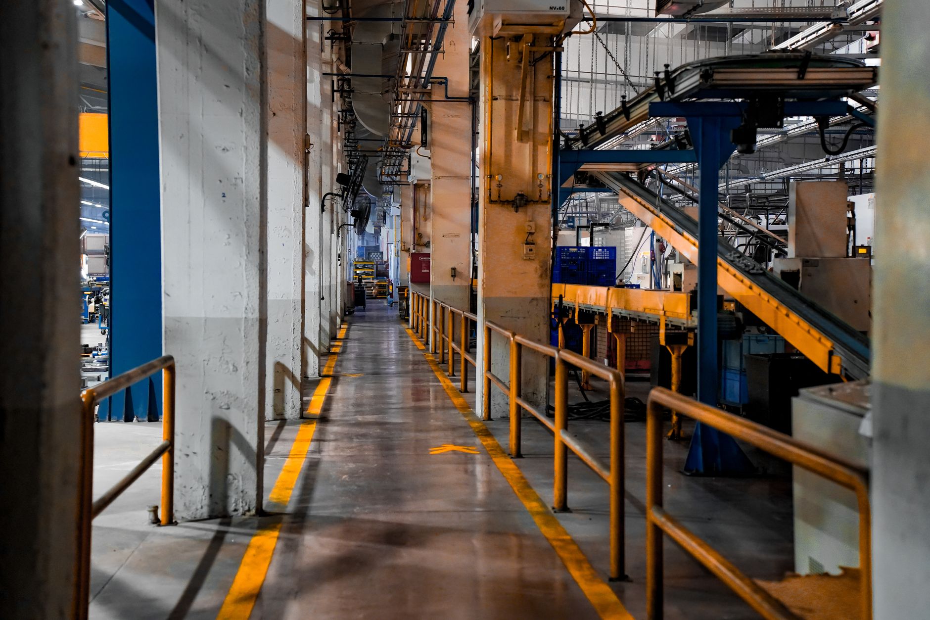 fabrika içinde konveyör hattı