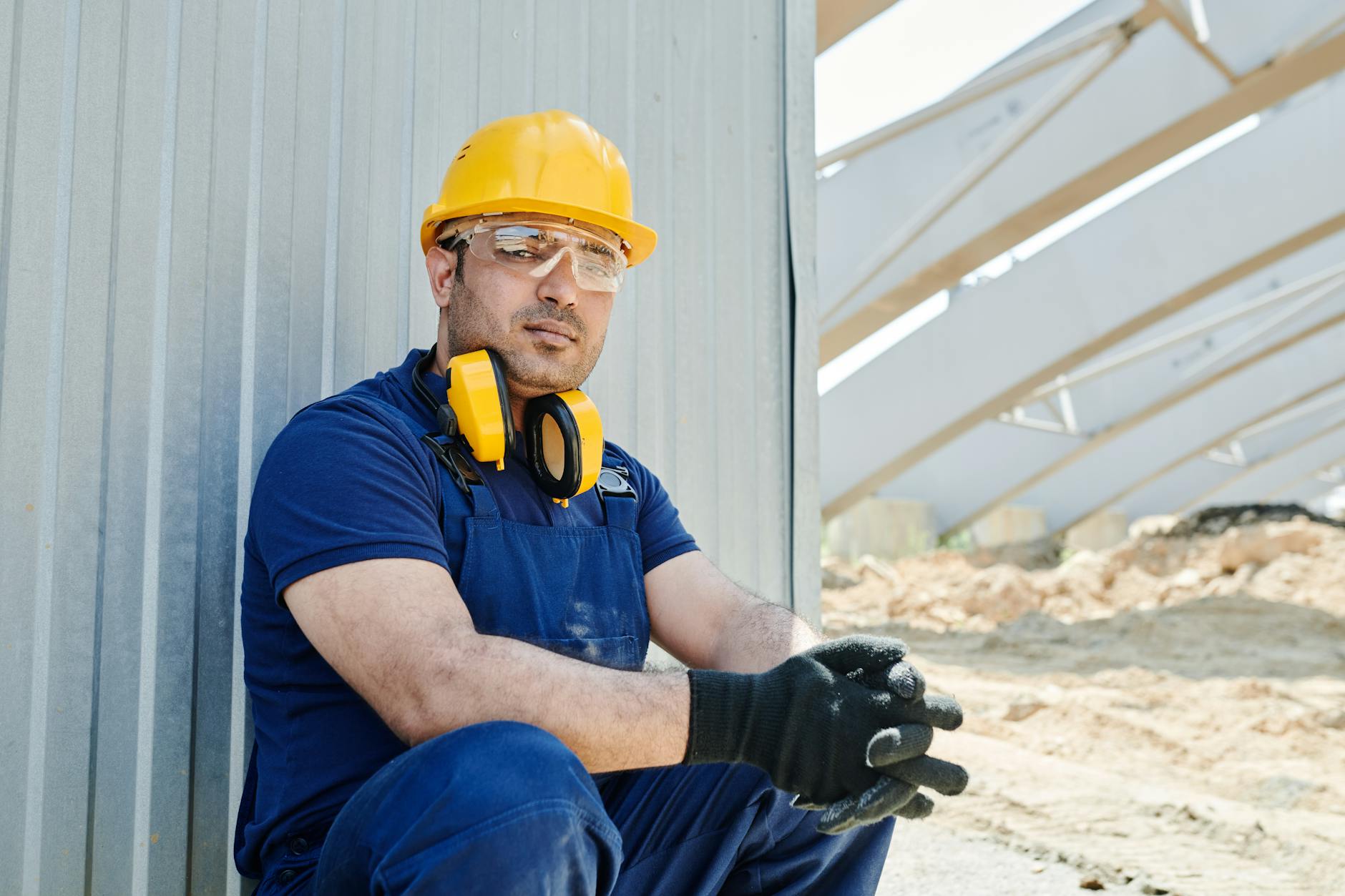baret ve koruyucu donanım giyen işçi