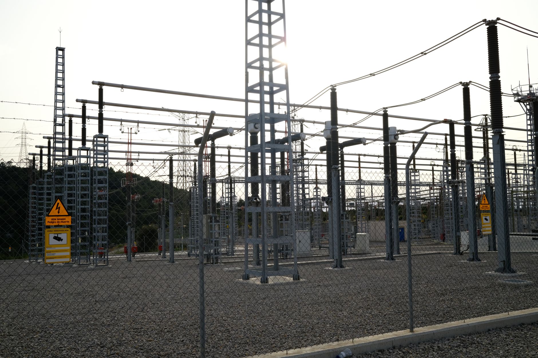 yüksek gerilim trafo merkezi ve elektrik tehlikesi uyarıları